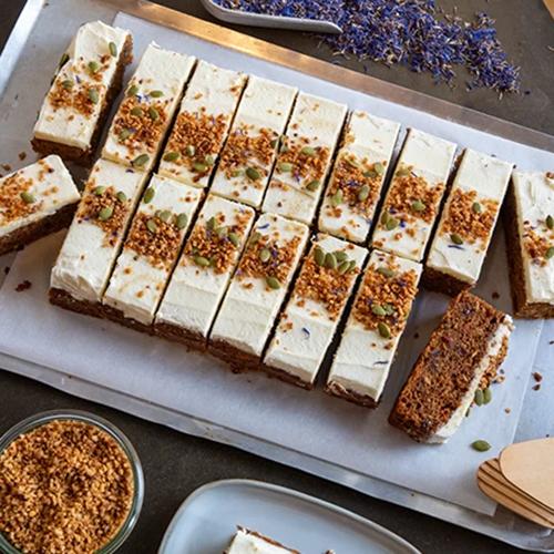 Cakesmiths Ultimate Vegan Carrot Traybake 6x18ptn