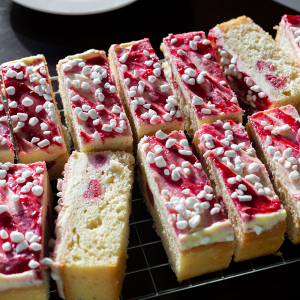 Summer Berry Eton Mess TrayCAKE 6x18ptn