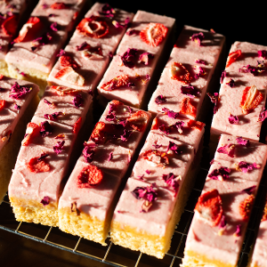 Cakesmiths Strawberry & Rhubarb TrayCAKE 6x18ptn (Plant Based)